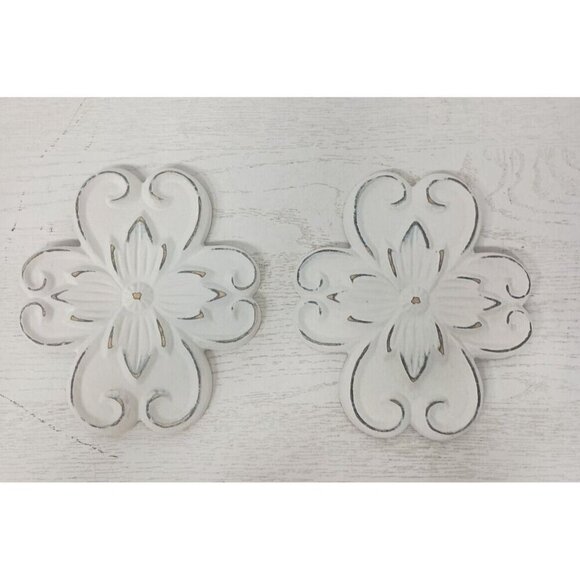 Vintage Set Of Two Wall Hanging Flowers Distressed Look Cottagecore White Plaque - Picture 1 of 9